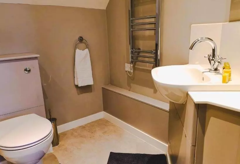 تختخواب و صبحانه The Bat And Ball