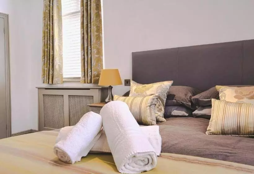 تختخواب و صبحانه The Bat And Ball