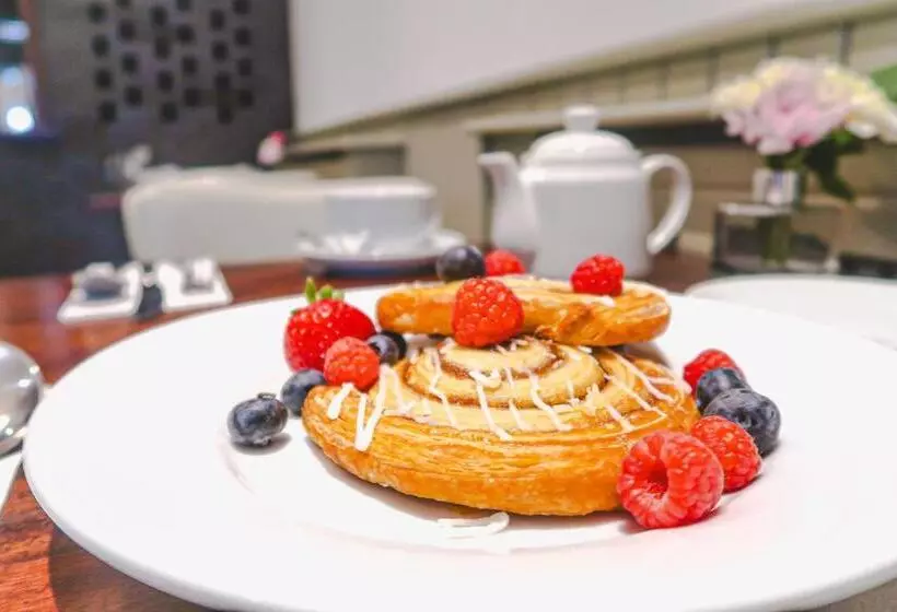 تختخواب و صبحانه The Bat And Ball