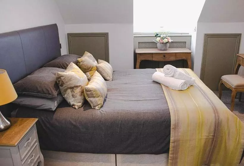 تختخواب و صبحانه The Bat And Ball