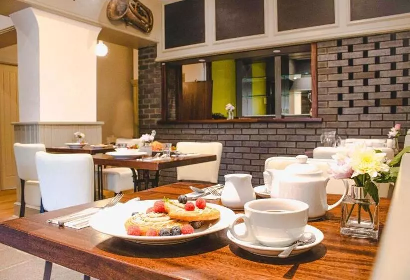 تختخواب و صبحانه The Bat And Ball