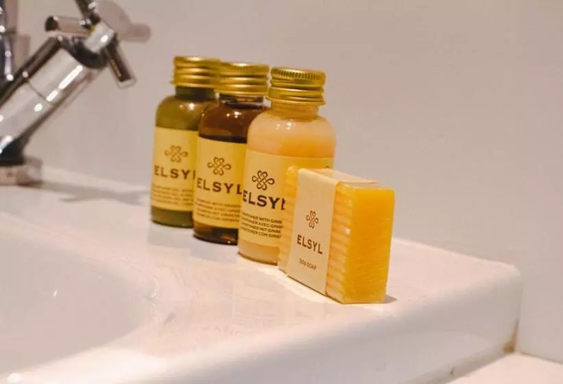 تختخواب و صبحانه The Bat And Ball