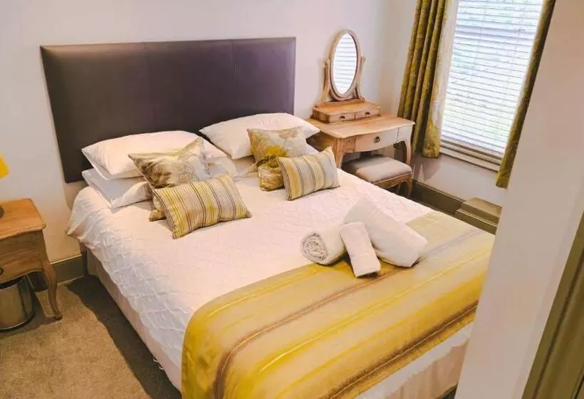 تختخواب و صبحانه The Bat And Ball