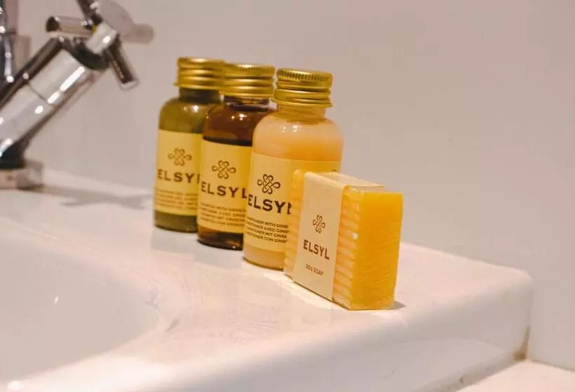 تختخواب و صبحانه The Bat And Ball