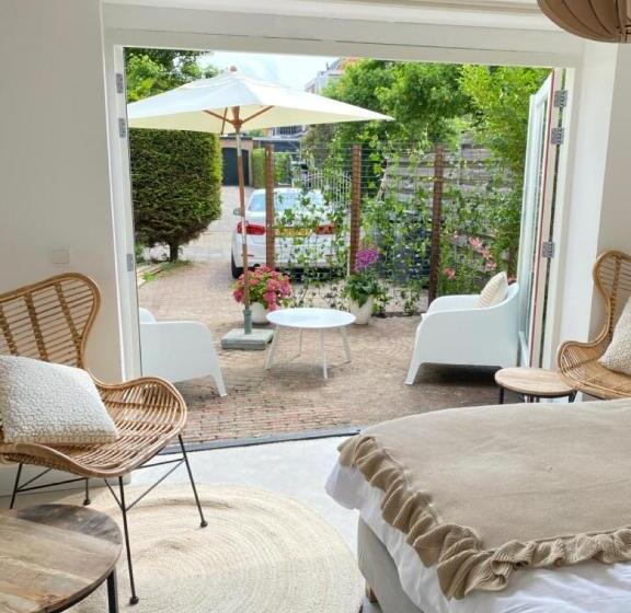 تختخواب و صبحانه Tranquil Guest House