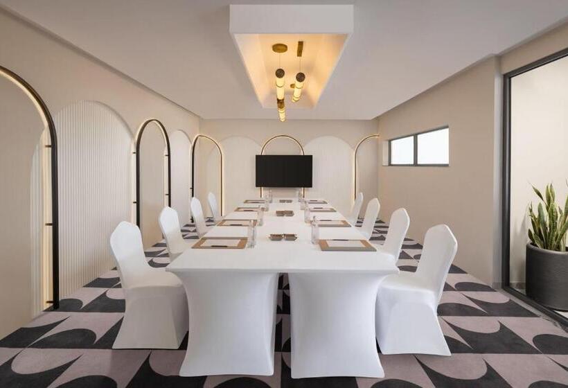 هتل Courtyard By Marriott Goa Colva