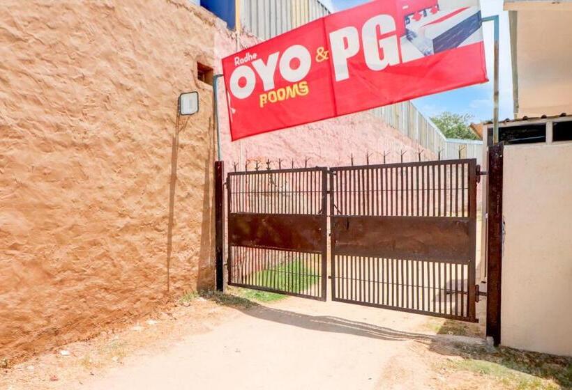 Hotel Oyo 82417 Radhe