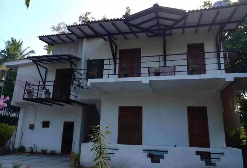 ペンション Neel S Guest House