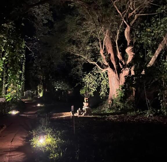 استراحتگاه Satori Wellness Cottages I Yoga Retreat, Sauna, Holistic Therapies & More