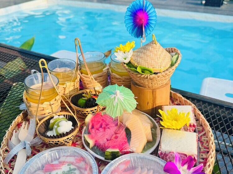 هتل Penguin Villa Resort & Bistro