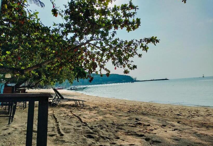 Jigsaw Cafe & Resort