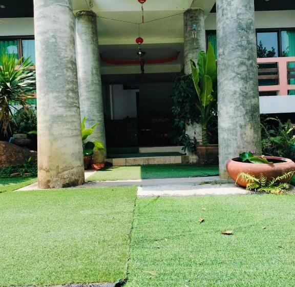 Jigsaw Cafe & Resort