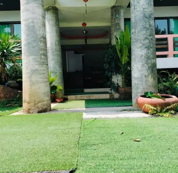 Jigsaw Cafe & Resort