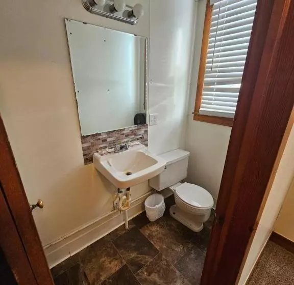 Lewiston Hotel Bar & Grill