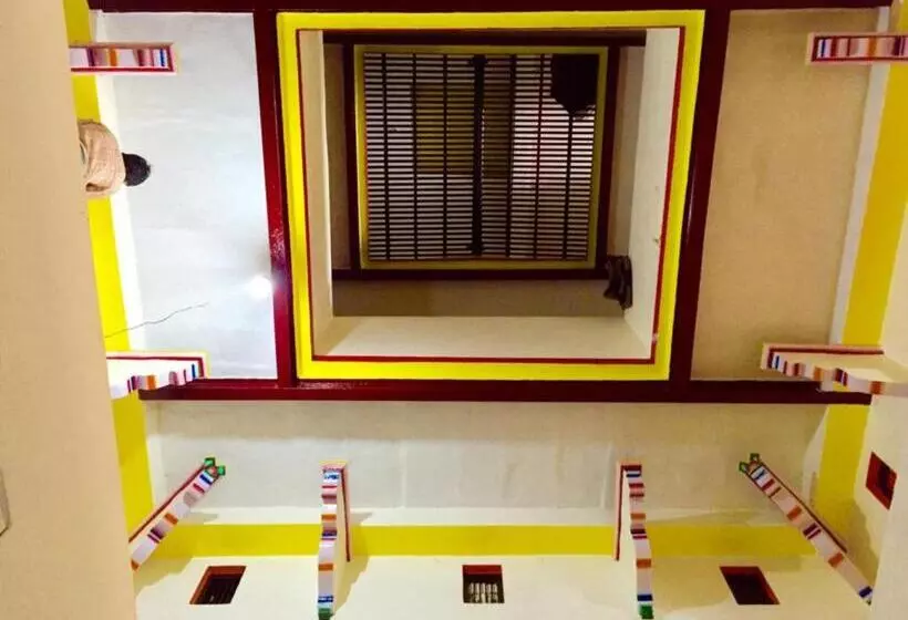 هتل Goroomgo Shanti Guest House Varanasi Near Ganga Ghat