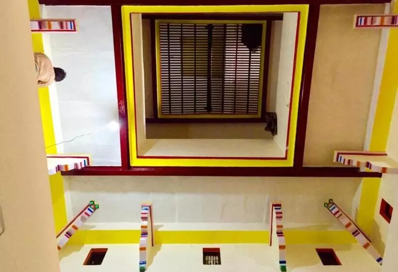 هتل Goroomgo Shanti Guest House Varanasi Near Ganga Ghat