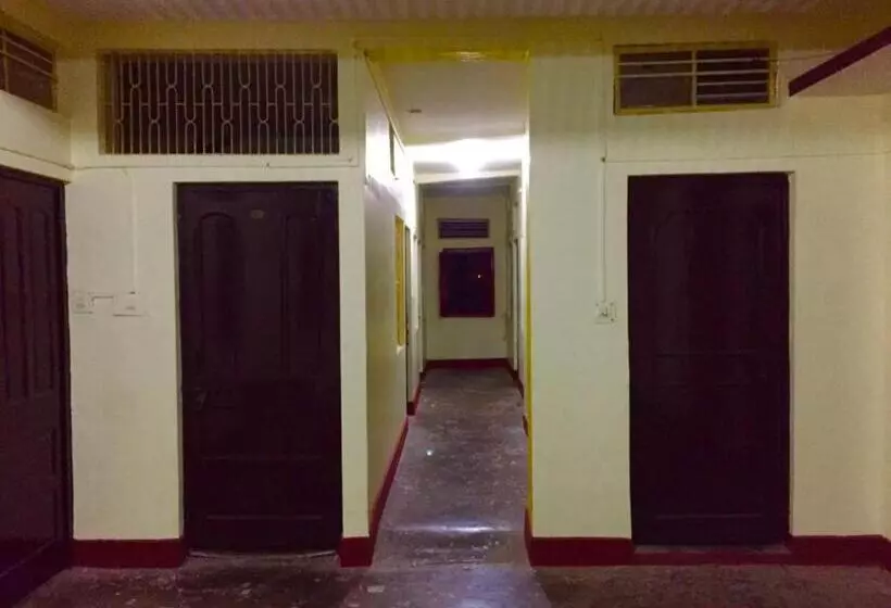 هتل Goroomgo Shanti Guest House Varanasi Near Ganga Ghat