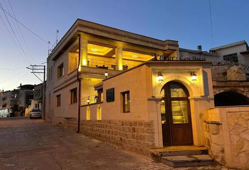 Hotelli Library Cave House