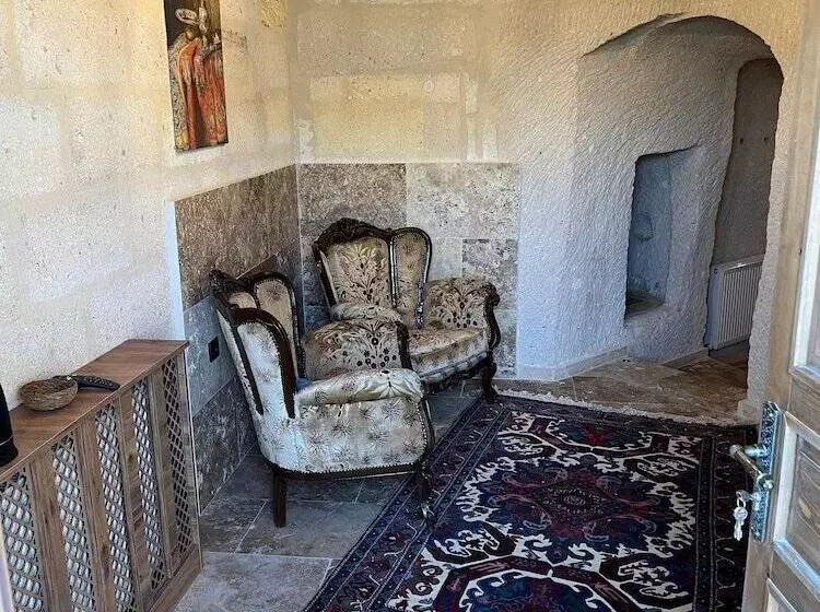 Hotelli Library Cave House