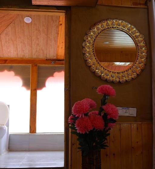 בית מלון כפרי Tirthan Village Resort Tirthan Valley