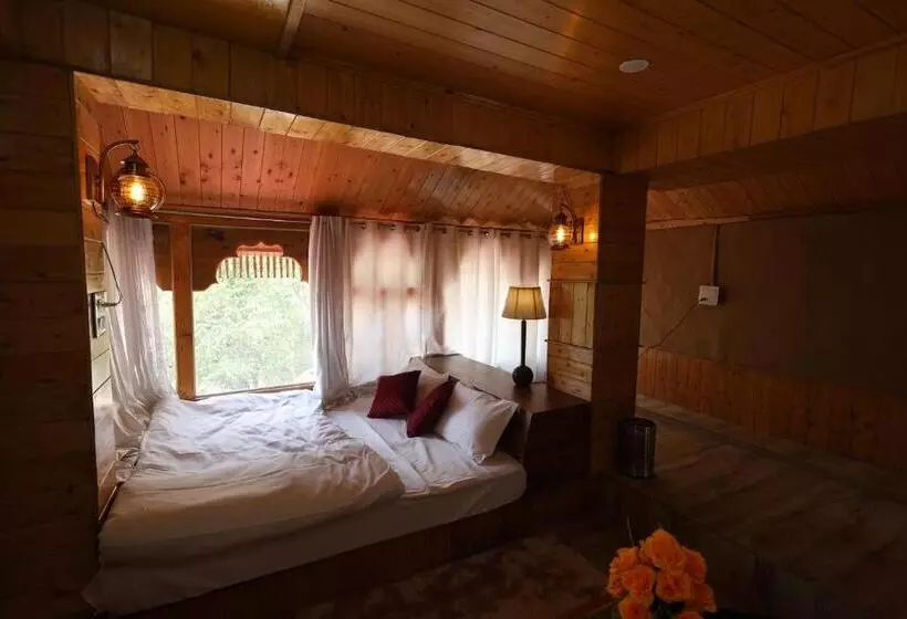 Hotelli Tirthan Village Resort   Tirthan Valley