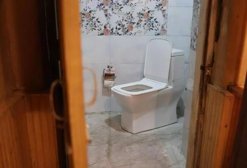 Hotelli Tirthan Village Resort   Tirthan Valley