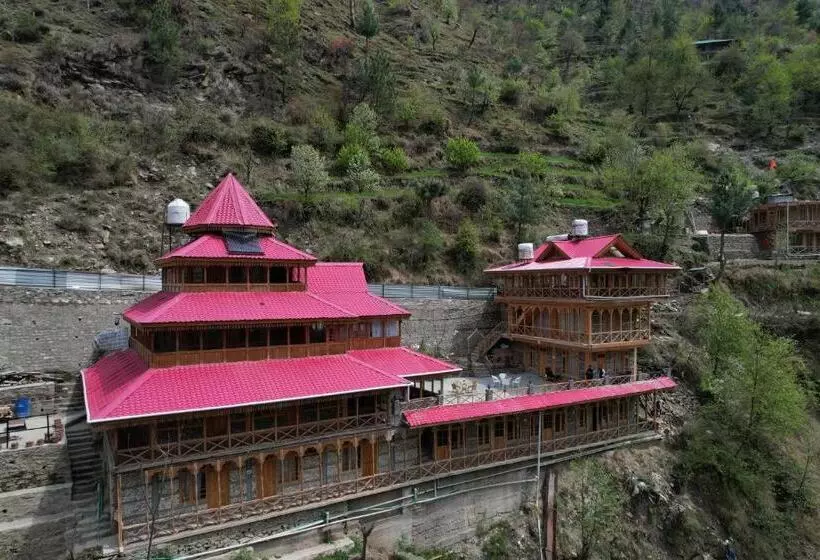 Hotelli Tirthan Village Resort   Tirthan Valley