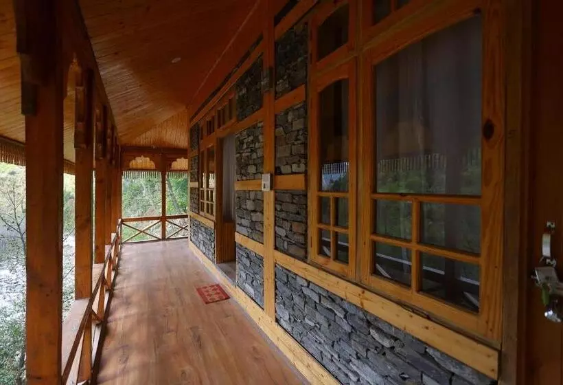 Hotelli Tirthan Village Resort   Tirthan Valley