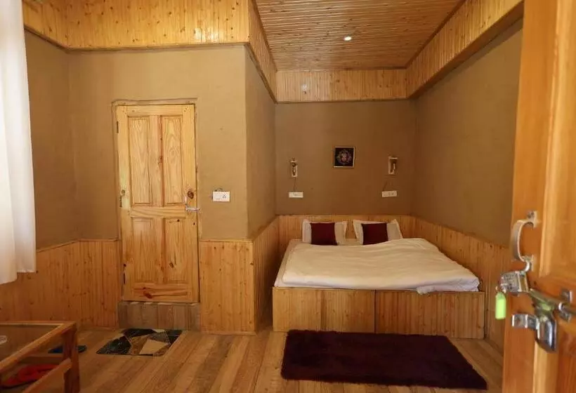 Hotelli Tirthan Village Resort   Tirthan Valley