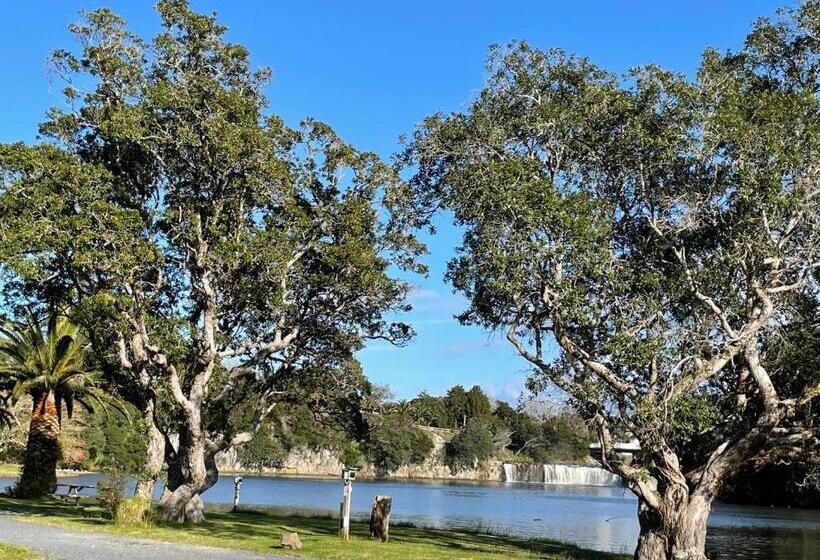 אתר נופש Haruru Falls Motel & Conference Centre