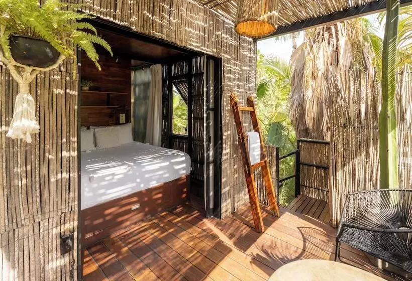 هتل Acre Resort & Residences