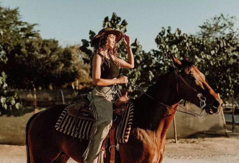 هتل Acre Resort & Residences