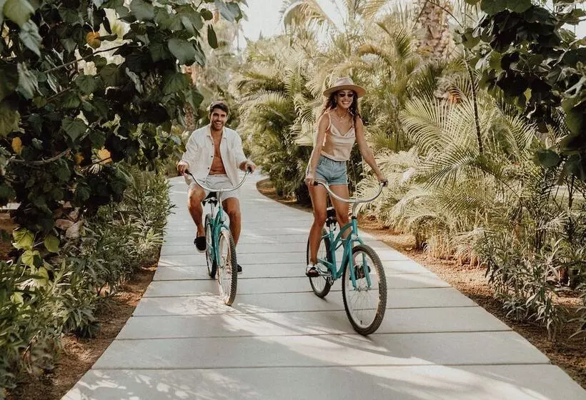 هتل Acre Resort & Residences