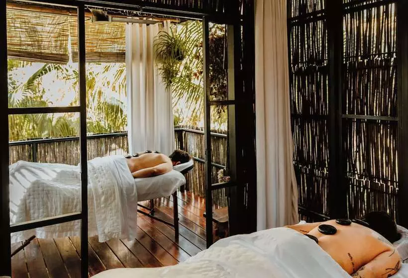 هتل Acre Resort & Residences