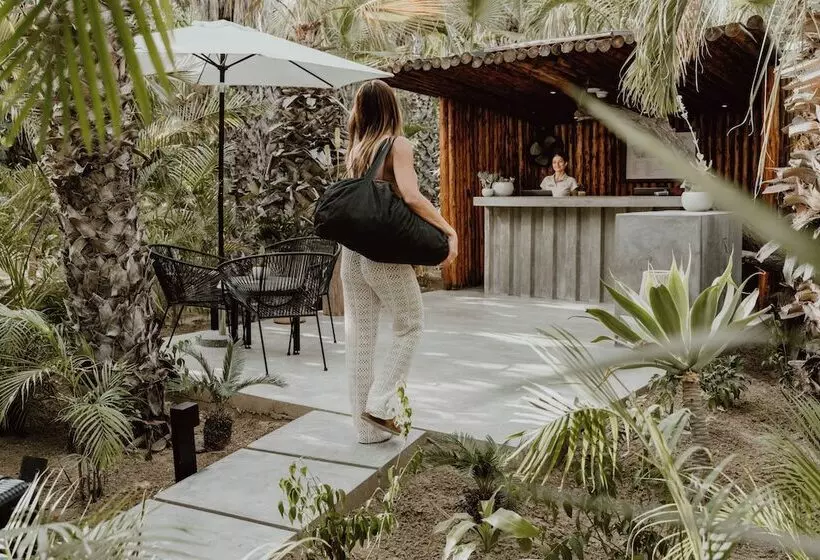 هتل Acre Resort & Residences