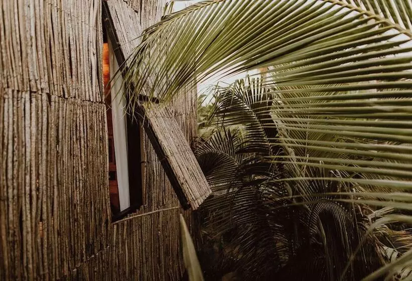 هتل Acre Resort & Residences