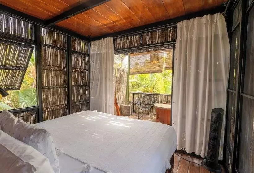 هتل Acre Resort & Residences