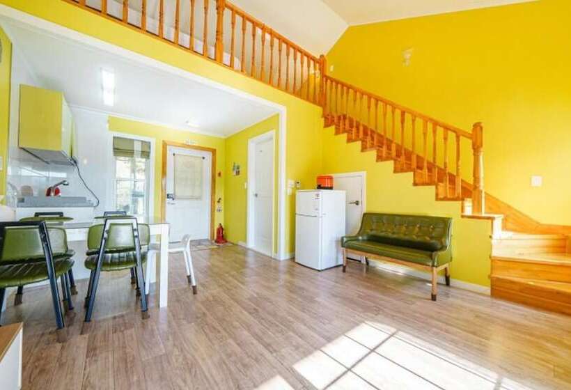 Gangneung Gyeongpoui Haru Pension