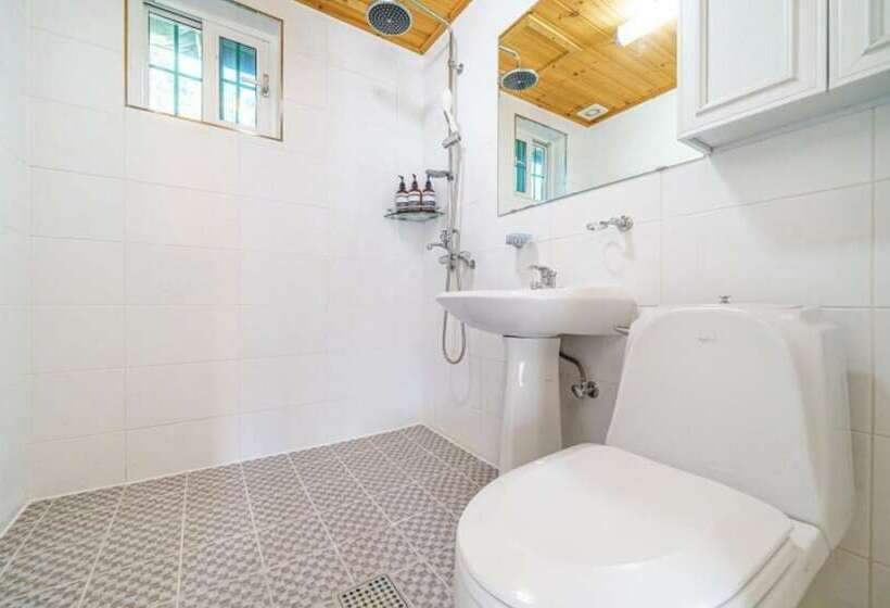 Gangneung Gyeongpoui Haru Pension