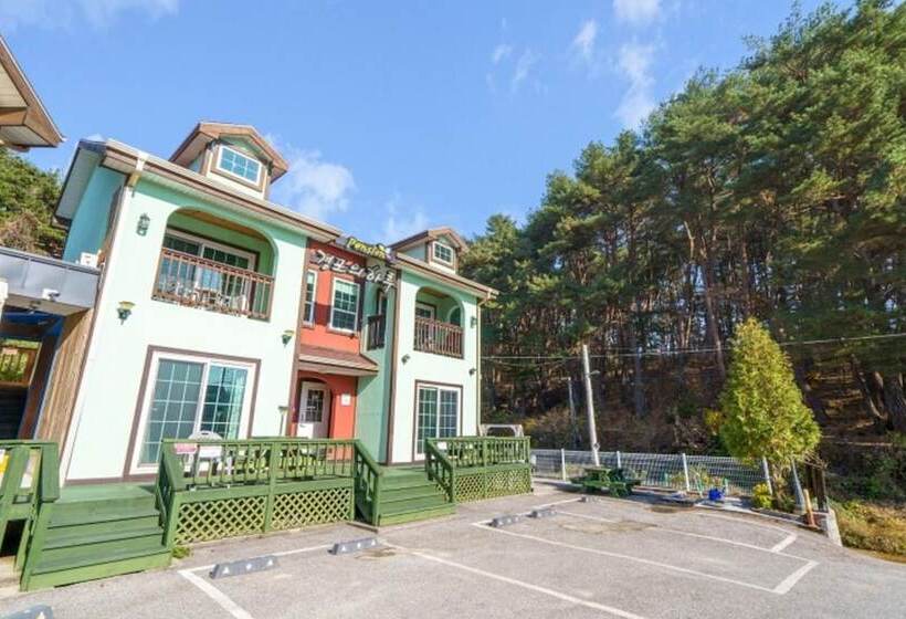Gangneung Gyeongpoui Haru Pension