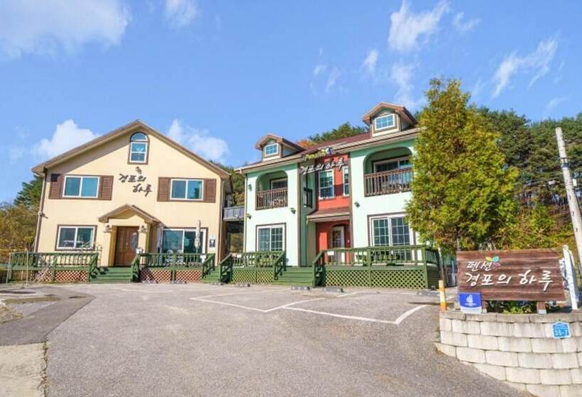 Gangneung Gyeongpoui Haru Pension