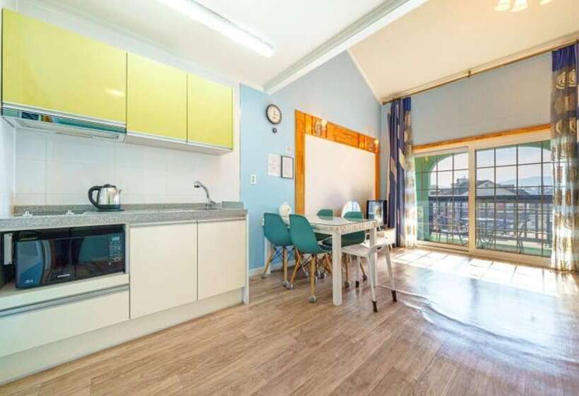 Gangneung Gyeongpoui Haru Pension