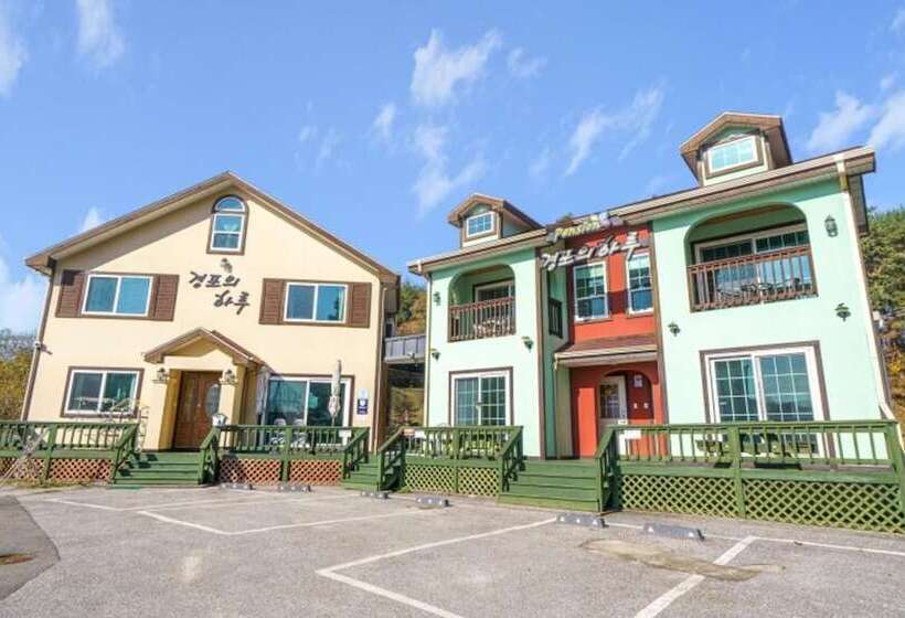 Gangneung Gyeongpoui Haru Pension