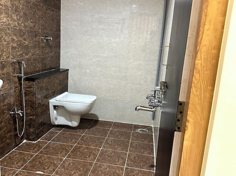 Hotel Sadanand's Highway Inn