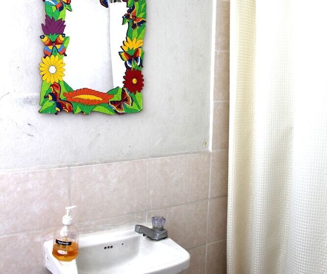 פנסיון Ximenas Guest House