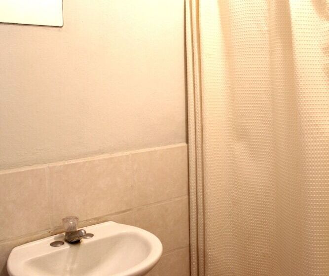 פנסיון Ximenas Guest House