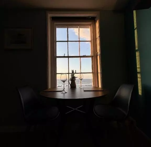 Aamiaismajoitus (B&B) Fort Cresent Sea View Apartment