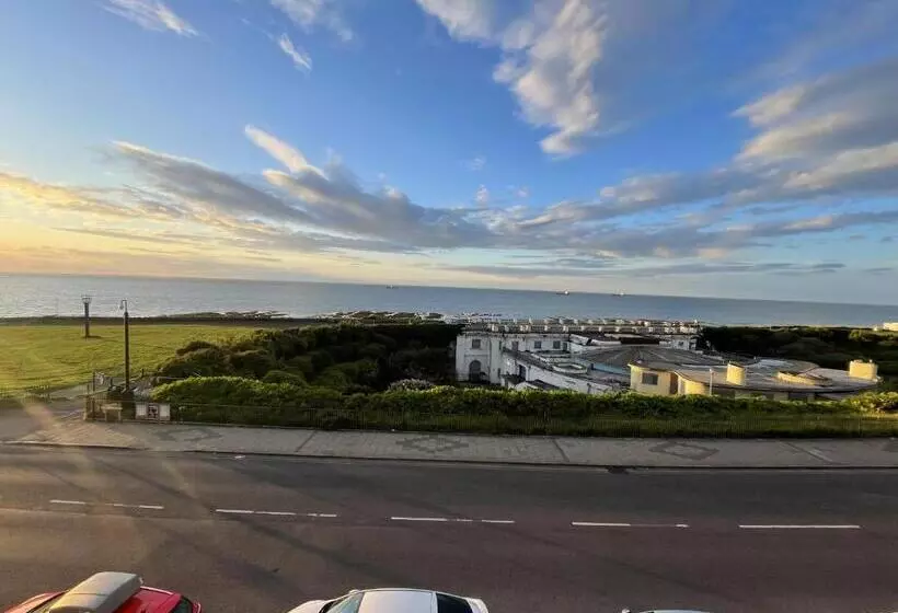 Aamiaismajoitus (B&B) Fort Cresent Sea View Apartment