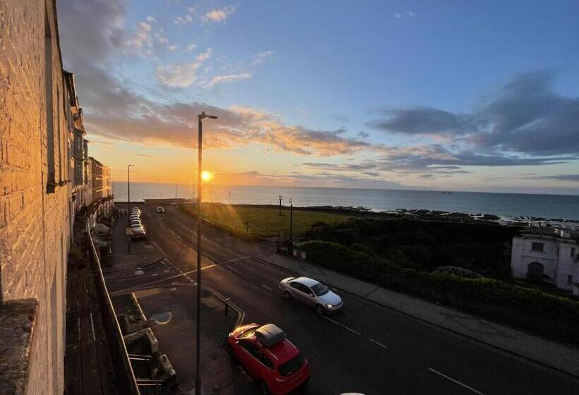 צימר Fort Cresent Sea View Apartment