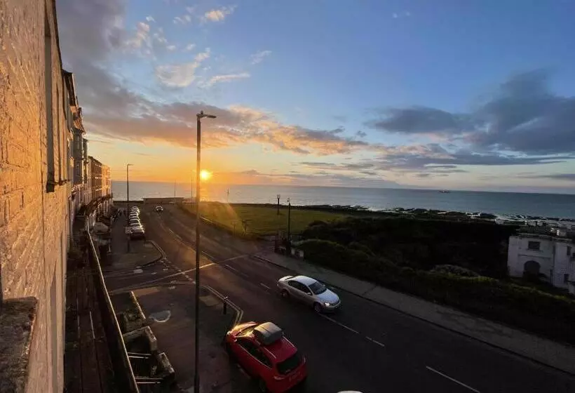 Aamiaismajoitus (B&B) Fort Cresent Sea View Apartment